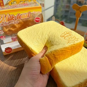 Jouet anti-stress souple en forme de pain de lait simulé à récupération lente, jouet sensoriel alimentaire - Product Image 4