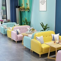 Vente directe usine : Ensemble de mobilier de café coloré et attrayant, comprenant un petit canapé banquette moelleux avec tables et chaises en bois