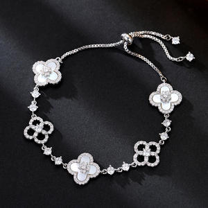 <span class=keywords><strong>Pulseras</strong></span> Clásicas <span class=keywords><strong>de</strong></span> Trébol <span class=keywords><strong>de</strong></span> Cuatro Hojas al por Mayor con Incrustaciones <span class=keywords><strong>de</strong></span> Flores <span class=keywords><strong>de</strong></span> Concha <span class=keywords><strong>de</strong></span> Zirconia <span class=keywords><strong>de</strong></span> una Fábrica Económica - Product Image 3