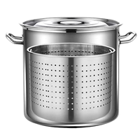 Ensemble de marmites classiques en acier inoxydable avec couvercle et panier égouttoir perforé, pour la cuisson de soupes et la préparation culinaire en restaurant commercial