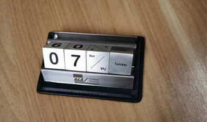 Calendario perpetuo de metal de escritorio creativo con tarjetero - Product Image 4