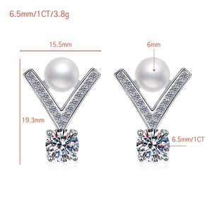 Boucles d'oreilles clous en argent sterling 925 avec perles d'eau douce en forme <span class=keywords><strong>de</strong></span> V <span class=keywords><strong>de</strong></span> 6 et 8 mm et moissanite taille ronde VVS1 <span class=keywords><strong>de</strong></span> 0,5 et 1 carat pour femme - Collection Elegance Jewelry - Product Image 6