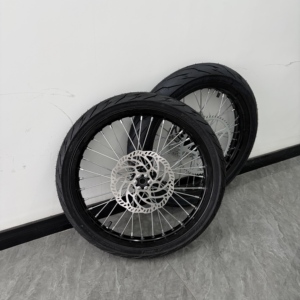 Ensemble de roues Supermoto KYZ 17 pouces 7116-T6 avec moyeu à tirage droit anodisé, jante noire, rayons argentés, disque de frein, pour la course urbaine, mise à niveau professionnelle - Product Image 4