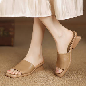 Sandalias de verano nuevas con tacón grueso de piel de oveja suave, fáciles de poner - sencillas y versátiles, chanclas de cuero genuino de punta cuadrada en color liso. - Product Image 5