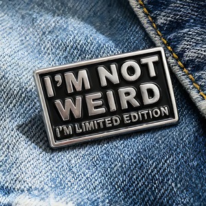 'NO SOY EXTRAÑO'. Pin de Solapa Personalizado con Frase de Autoexpresión 'I'M LIMITED EDITION', Insignia de Forma Geométrica Minimalista - Product Image 2