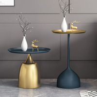 Table d'appoint moderne de luxe or, bleu et noir avec design latéral élégant en métal pour chambre et salon, tables basses pour usage domestique