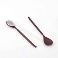 Cuillère à dessert jetable à long manche en plastique PP de qualité alimentaire, assemblée, pour gâteaux et glaces, idéale pour les boulangeries, les plats à emporter et les coffrets cadeaux.