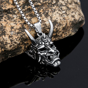 Yunnique Hannya Demon Mask Pendentif Masque de Démon Cornes Argentées Collier Rétro en Acier Inoxydable Bijoux Chaîne Tendance pour Femme - Product Image 1