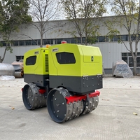 Rouleau de tranchée télécommandé Machine vibrante de route de 1.8 tonnes Rouleau vibrant à double tambour 17.8kw Rodillo Compactador