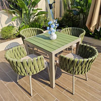 Ensemble de table et chaises de salle à manger carrées modernes pour l'extérieur avec plateau en bois grainé vert, cadre en aluminium, imperméable, pour jardin et balcon