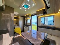 Caravane hybride moderne pour 4 personnes, construction légère en acier inoxydable, design anti-corrosion pour l'aventure tout-terrain en plein air