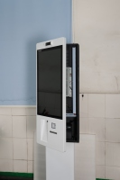 Terminal intelligent de 24 à 27 pouces avec écran tactile Kiosque Android pour tablette et imprimante pour l'intérieur de l'hôtel SDK d'enregistrement et de boulangerie