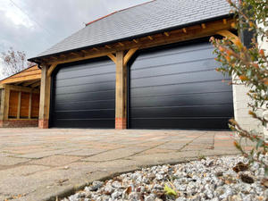 Portes de <span class=keywords><strong>garage</strong></span> d'entrée automatiques intelligentes à ouverture par <span class=keywords><strong>le</strong></span> haut, en verre noir teinté sur mesure avec grille design - Product Image 5