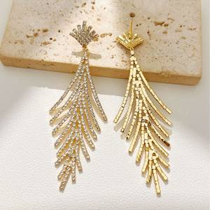 أقراط أنيقة مطلية بالذهب من حجر الراين الهندسي على الطراز الأوروبي وأمريكي ، فاخرة فاخرة خفيفة من أوراق الشجر - Product Image 1