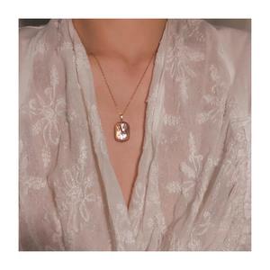 Collar de Perlas Arrugadas Naturales con Cadena de Clavícula Cuadrada de Estilo Barroco Simple Retro Francés para Mujer en Rosa Metálico y Morado - Product Image 4