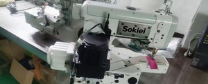 QK-600-01CB/UT Nouvelle machine à coudre industrielle interlock à tête carrée, à entraînement direct, à pied mobile, à lit plat, petite, haute vitesse, automatique - Product Image 3