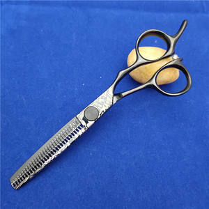 Ciseaux à effiler Inoue Kazunari en acier Damas, 6 pouces, noirs à motifs, pour la beauté et la coiffure, pour droitiers - Product Image 5