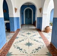 Carrelage en céramique de style rustique vintage 200x200mm avec motif bleu marocain et bords vieillis pour décoration de pièce de style méditerranéen