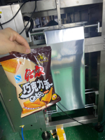 Machine verticale automatique VFFS de remplissage et d'emballage de pommes de terre chips de banane snacks corn flakes pesage rempli d'azote
