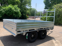 Remorque utilitaire à plateau plat avec côtés rabattables et système de fixation complet