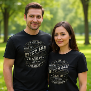 T-shirt « Wife Arm Candy », cadeau amusant pour les couples, chemise noire pour homme - Product Image 3