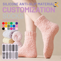 Vente en gros de chaussettes en polaire corail pour femmes, antidérapantes, multicolores, douces, moelleuses, chaudes, avec grip antidérapant