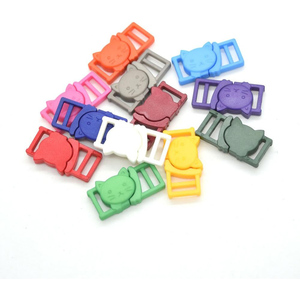 Boucle de sécurité réglable en plastique robuste en forme de tête de chat de 10 mm, colorée, luxueuse, étanche et portable pour collier de chat ou de chien - Product Image 1