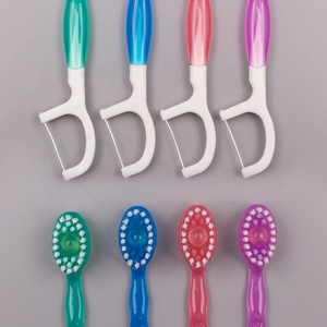 Fabricante 5 en 1 Mini cepillos de dientes desechables de viaje con pasta de dientes raspadores de lengua hilo dental para el trabajo o los viajes - Product Image 1