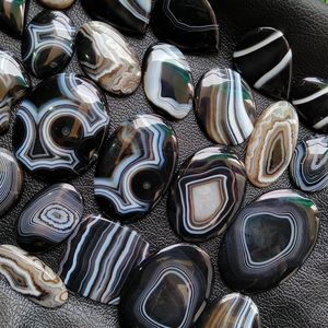 Lot de cabochons en agate noire à bandes, formes variées, pierres précieuses naturelles en vrac pour la fabrication de bijoux, exportateur OEM Inde - Product Image 5