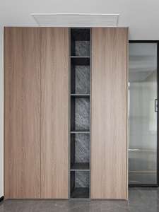 Armoire moderne sur mesure pleine grandeur avec coins arrondis, portes en bois massif, caractéristiques réglables, finition noyer pour mobilier de chambre - Product Image 5