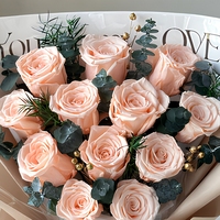 Cadeau personnalisé pour une fille, arrangement floral vert, plantes naturelles, eucalyptus, 12 roses éternelles, bouquet de fleurs préservées