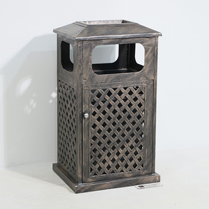 Contenedor de Basura Cilíndrico para Exteriores con Acabado de Madera Metálica y Tapa con Cenicero - Product Image 6