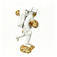 Sculpture moderne d'astronaute en résine, peinte à la main, design nuage électroplaqué artistique, statue sur mesure pour musée scientifique et hôtel