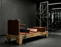 Reformer Pilates semi-élevé en bois de chêne avec tour de reformer en aluminium, lit d'entraînement multifonctionnel pour le renforcement du tronc, pour studio de Pilates et salle de sport