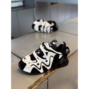 Vente en gros et au détail transfrontalière de nouvelles chaussures Forrest Gump, chaussures confortables pour papa, style populaire en ligne - Product Image 1