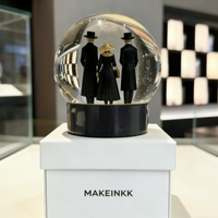 Globe à neige personnalisé de luxe en résine avec base de marque pour cadeaux haut de gamme et promotion de la marque