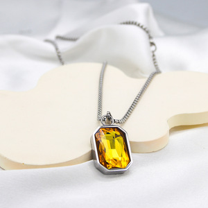 Collar con Colgante de Moda, Geométrico, con Incrustaciones de Diamantes de Imitación Amarillos, Cadena Plateada, Joyería para Hombre para Fiestas - Product Image 1