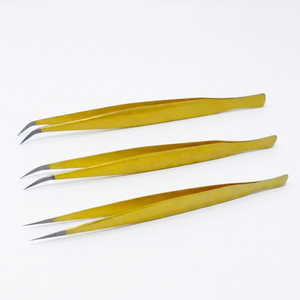 Pinzas de Extensión de Pestañas de Acero Inoxidable Chapadas en Oro con Logotipo Personalizado de Alta Calidad, Antimagnéticas, Punta Puntiaguda de Precisión, Alemanas GE # 04 - Product Image 1