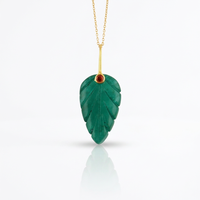 Collier pendentif feuille sculptée en jade vert, chaîne plaquée or 18 carats, accent rubis serti clos, style classique, usage quotidien, bijoux unisexe