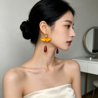 Boucles d'oreilles pendantes ethniques faites à la main avec broderie Miao, feuille de Ginkgo, perle en agate rouge et strass en cristal