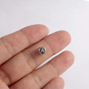 จี้ลูกบาศก์สลักตัวอักษรสี่ด้าน |   PVD 18K โกลด์, โรสโกลด์ และอื่นๆ |   การทำเครื่องประดับ DIY สร้อยคอและจี้สร้อยข้อมือ - Product Image 3
