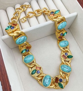 Parure de bijoux vintage bohème géométrique en laiton incrusté plaqué or, avec turquoise du Sud-Ouest, collier, boucles d'oreilles et bracelet - Product Image 6