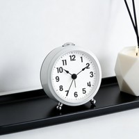 Réveil silencieux à affichage analogique à quartz moderne en plastique blanc de 4 pouces avec bouton de fonction snooze, veilleuse, fonctionne sur piles
