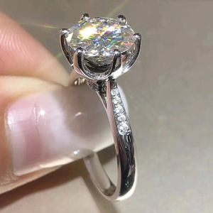 Anello da Donna Q686 in Oro Bianco con Diamante Taglio Brillante Rotondo Colore D Naturale, Anello di Fidanzamento con Diamanti Laterali - Product Image 6