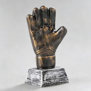 Trophée en résine personnalisé en forme de gant - Récompense pour le football, design moderne, construction durable - Product Image 4