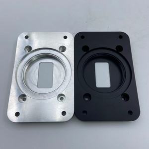 Placa de Montaje de Aluminio Mecanizada por CNC, Anodizada en Negro y Plata, Componente Circular con Recorte Rectangular - Product Image 1
