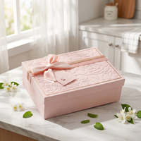 Boîte cadeau rose personnalisée avec logo en relief, ruban en satin, nœud, emballage en carton rigide de luxe, vente en gros, grand coffret haut de gamme