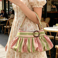 Tas Selempang Hobo Vintage Pink Hijau Bergaris Lipit dengan Gesper Cincin Kayu dan Tali Pengikat yang Dapat Disesuaikan