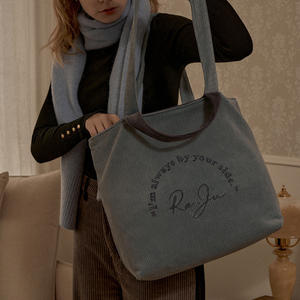 Sac fourre-tout portable en velours côtelé écologique de 15 pouces, couleur unie, logo personnalisé, sac de shopping tendance, réutilisable, pliable, sac à bandoulière - Product Image 3