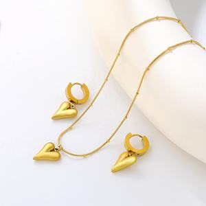 Conjunto de Joyería de Acero Inoxidable Chapado en Oro de 18k, Collar con Colgante de Corazón y Aretes, Estilo Francés, Personalizado, Resistente al Agua, Venta al Por Mayor - Product Image 5